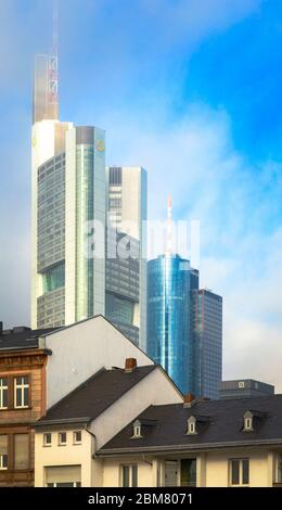 Die Commerzbank und der Main-Turm ragen über Wohnbauten in Frankfurt am Main, Hessen, Deutschland. Stockfoto