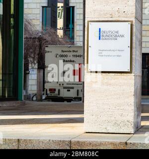 Frankfurter Filiale der Deutschen Bundesbank mit Blutspendewagen im Hof geparkt. Stockfoto