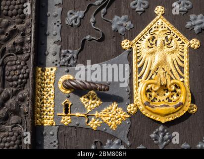 Dekorativer Türgriff und Schlossteller des rekonstruierten Romer-Gebäudes, des alten Rathauses von Frankfurt am Main, Hessen. Stockfoto