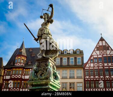 Die Statue der Gerechtigkeit im Zentrum des Justizbrunnens auf dem Römerberg in Frankfurt. Stockfoto