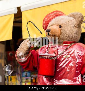 Bubble-Blowing Teddybär vor dem Teddy-Paradies Spielzeugladen in Frankfurt am Main, Hessen, Deutschland. Stockfoto