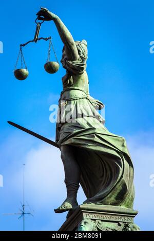 Die Statue der Gerechtigkeit im Zentrum des Justizbrunnens auf dem Römerberg in Frankfurt. Stockfoto