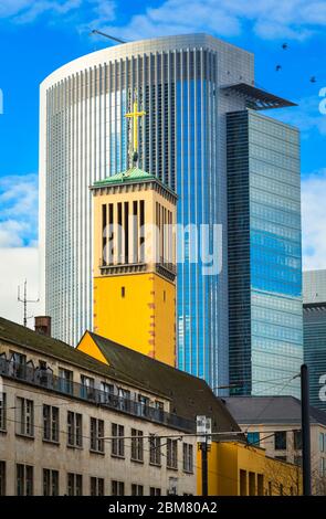 Matthauskirche und Pollux Tower im Gallus-Bezirk Frankfurt am Main, Hessen. Stockfoto