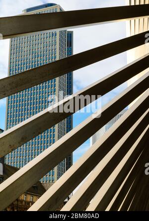 Das Gebäude Tower 185 durch die Stangen des Metallbogengewölbe am Platz der Republik, Frankfurt am Main, Hessen, Deutschland. Stockfoto