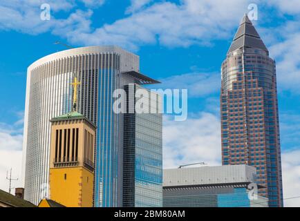 Matthauskirche, Kastor und Pollux Türme und der Messeturm in Frankfurt am Main, Hessen, Deutschland. Stockfoto