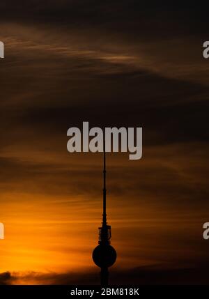 Berlin, Deutschland. Mai 2020. Die Sonne geht hinter dem Fernsehturm unter und der Himmel wird orange. Kredit: Christophe Gateau/dpa/Alamy Live News Stockfoto