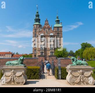 Kopenhagen, Dänemark - 05/19/2019: Ansicht von zwei Löwen-Statuen mit dem Schloss Rosenborg im Hintergrund. Stockfoto