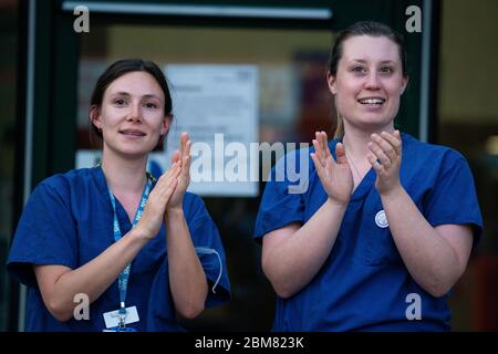 Krankenhausmitarbeiter außerhalb von Whittington Health in London applaudieren bei der landesweiten Initiative „Clap for Carers“ am Donnerstag, um NHS-Mitarbeiter und Betreuer im Kampf gegen die Coronavirus-Pandemie zu würdigen und zu unterstützen. Stockfoto