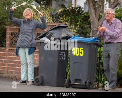 Merton Park, London, Großbritannien. Mai 2020. Bewohner und Nachbarn einer grünen Straße im Süden Londons klatschen um 20 Uhr an einem warmen Abend am 45. Tag der Sperrung des Coronavirus um NHS und Betreuer. Quelle: Malcolm Park/Alamy Live News. Stockfoto