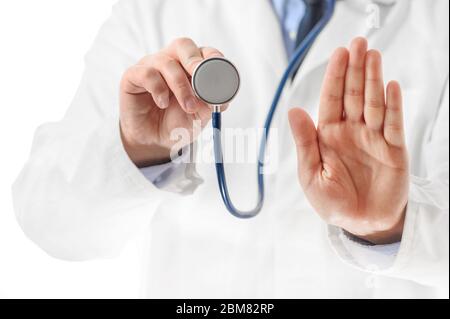 Junge Arzt Mann trägt medizinische Mantel tun aufhören zu singen mit der Handfläche. Stockfoto