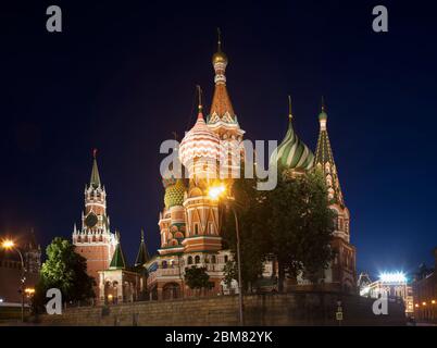 Spasskaya Turm des Moskauer Kreml und Basilius Kathedrale in Moskau. Russland Stockfoto