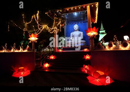 Colombo, Sri Lanka. Mai 2020. Buddha Statue wird mit Vesak Laternen während Vesak Tag während einer Insel-weiten Ausgangssperre, in Colombo, Sri Lanka beleuchtet gesehen. Buddhisten gedenken der Geburt Buddhas, seiner Erlangung von Erleuchtung und Tod an diesem Tag. Kredit: Pradeep Dambarage/ZUMA Wire/Alamy Live News Stockfoto