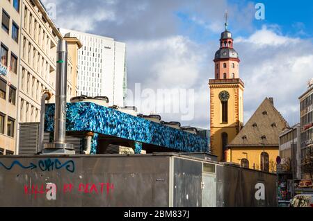 Graffiti auf einem temporären Gebäude hinter der Katharinenkirche Katharinenkirche) in Frankfurt am Main, Deutschland. Stockfoto