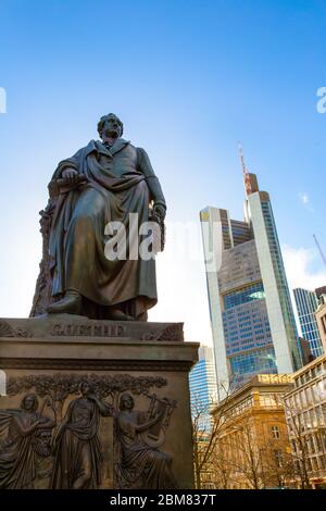 Goethe-Statue am Goetheplatz, Frankfurt am Main. Johann Wolfgang von Goethe ist vielleicht Deutschlands herausragende literarische Figur. Stockfoto