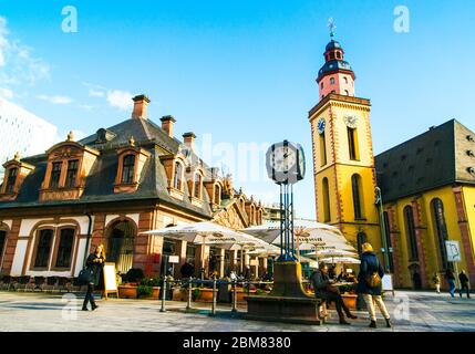 Die Hauptwache und die Katharinenkirche, Frankfurt am Main, Deutschland. Die Hauptwache ist ein zentraler Punkt der Stadt. Stockfoto