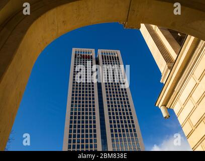 Finanzgeschäftstürme in Frankfurt am Main, vom Bogengang der Alten Oper aus gesehen. Stockfoto