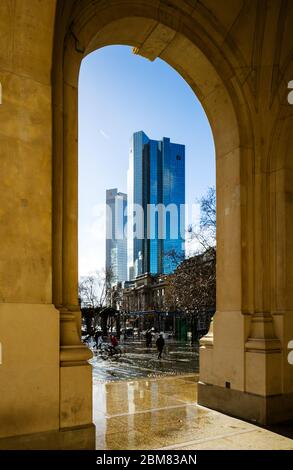 Finanzgeschäftstürme in Frankfurt am Main, vom Bogengang der Alten Oper aus gesehen. Stockfoto