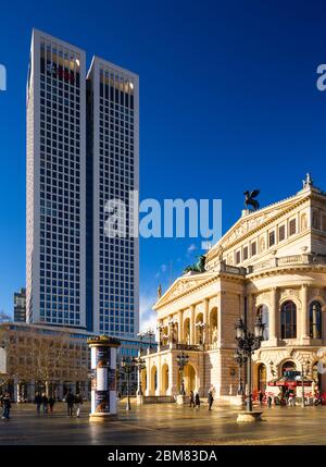 Die Alte Oper und der Opernturm am Opernplatz, Frankfurt am Main, Hessen. Der OpernTurm ist ein 43-stöckiges Hochhaus von Christoph Mäckler, das 170 m (560 ft) groß ist. Stockfoto