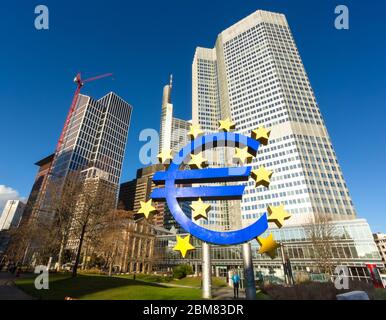 Der Eurotower am Willy-Brandt-Platz, Frankfurt am Main, Hessen, mit dem Euro-Währungssymbol im Vordergrund. Stockfoto