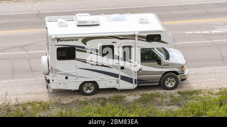 COLUMBIA ICEFIELD, ALBERTA, KANADA - JUNI 2018: Kleiner Wohnmobil-Van parkt am Autobahnrand in Alberta, Kanada. Stockfoto