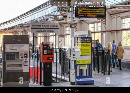 WINDSOR, ENGLAND - NOVEMBER 2018: Eingang zum Bahnsteig des Windsor und Eton Central Bahnhofs. Stockfoto