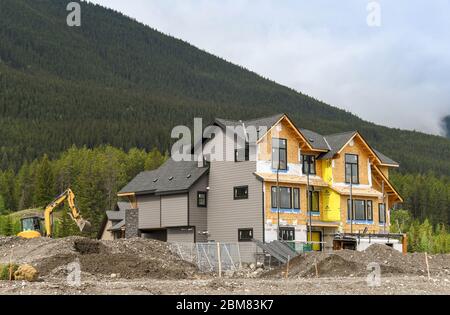 CANMORE, ab, KANADA - JUNI 2018: Neue Häuser werden in Canmore bei Banff gebaut. Stockfoto