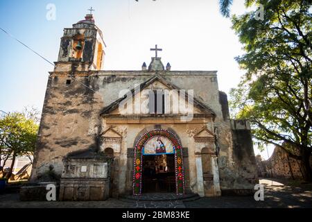 Cuernavaca, Morelos - 11/23/2016: La Iglesia de los Tres Reyes schöne alte Kirche Dekoration Stockfoto