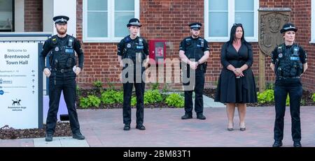 Brentwood Essex, Großbritannien. Mai 2020. Clap für NHS, Clap für Betreuer Brentwood Rathaus mit Essex Polizei, Ratsherren und andere Mitarbeiter. Zwei Trompeter der Brentwood Imperial Youth Band spielten 'We'll meet again at the Start. Kredit: Ian Davidson/Alamy Live News Stockfoto