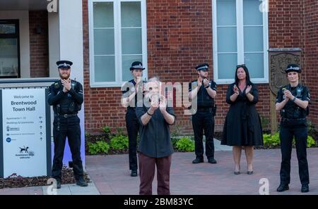 Brentwood Essex, Großbritannien. Mai 2020. Clap für NHS, Clap für Betreuer Brentwood Rathaus mit Essex Polizei, Ratsherren und andere Mitarbeiter. Zwei Trompeter der Brentwood Imperial Youth Band spielten 'We'll meet again at the Start. Kredit: Ian Davidson/Alamy Live News Stockfoto