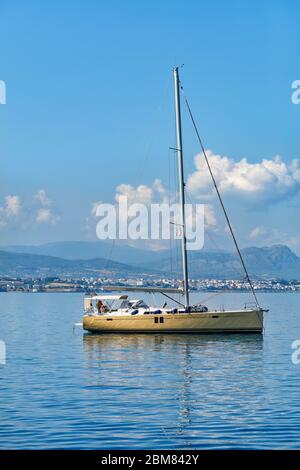 Segelyacht im Hintergrund der Berge und Morgennebel in der korinthischen Bucht verankert. Stockfoto