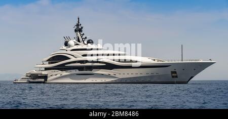 AMALFIKÜSTE, ITALIEN - AUGUST 2019: Luxus-Superyacht vor der Amalfiküste in Italien Stockfoto