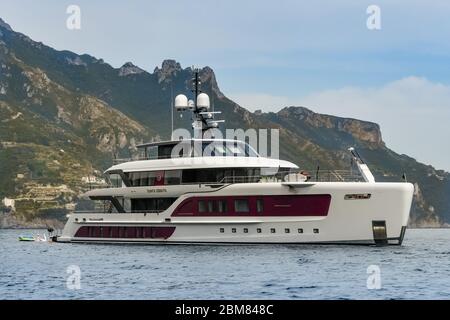 AMALFIKÜSTE, ITALIEN - AUGUST 2019: Die Luxus-Superyacht 'Quinta Essentia' vor der Amalfiküste in Italien Stockfoto