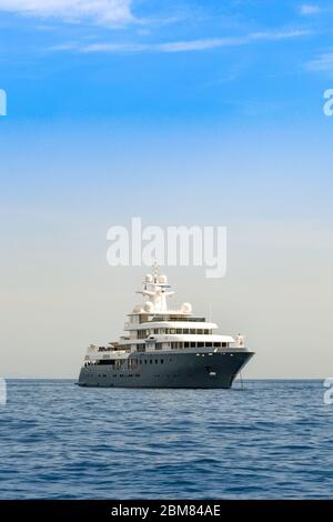 AMALFIKÜSTE, ITALIEN - AUGUST 2019: Luxus-Superyacht vor der Amalfiküste in Italien Stockfoto