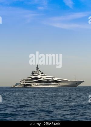 AMALFIKÜSTE, ITALIEN - AUGUST 2019: Luxus-Superyacht vor der Amalfiküste in Italien Stockfoto