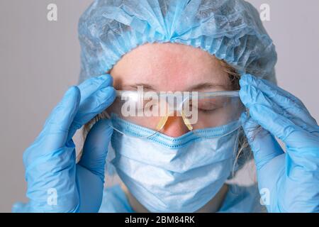 Müde Arzt. Müde Krankenschwester im Krankenhaus. Der Kampf gegen die Krankheit, Viren. Ein Arzt, eine Krankenschwester, die über die Behandlung einer Krankheit und eine pa nachdenkt Stockfoto