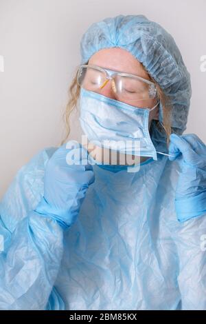 Müde Arzt. Müde Krankenschwester im Krankenhaus. Der Kampf gegen die Krankheit, Viren. Ein Arzt, eine Krankenschwester, die über die Behandlung einer Krankheit und eine pa nachdenkt Stockfoto