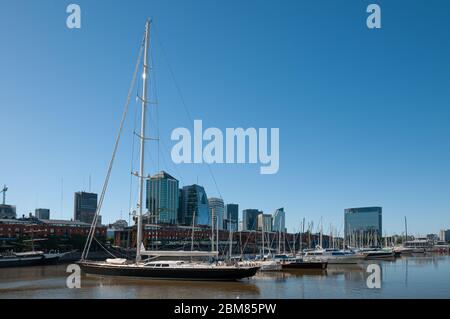 Marina von Puerto Madero und Wolkenkratzer der Innenstadt von Buenos Aires. Stockfoto