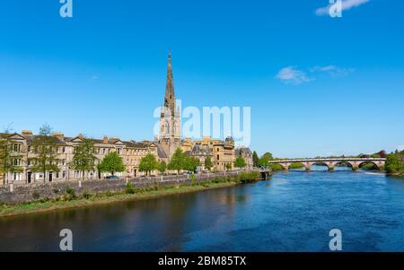 Blick auf Perth entlang der Tay Street und dem Fluss Tay, Perthshire, Schottland, Großbritannien Stockfoto