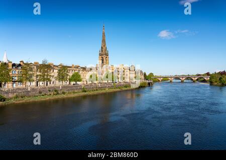 Blick auf Perth entlang der Tay Street und dem Fluss Tay, Perthshire, Schottland, Großbritannien Stockfoto