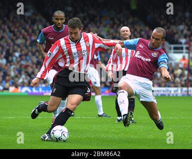 LONDON, Großbritannien, OKTOBER 20: Wayne Bridge aus Southampton schlägt Paolo Di Canio aus West Ham United während der Barclaycard Premiership zwischen West Ham Uni Stockfoto