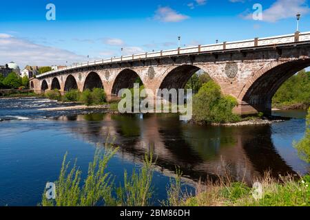 Blick auf die Smeaton's Bridge, die den Fluss Tay überquert, in Perth, Perthshire, Schottland, Großbritannien Stockfoto