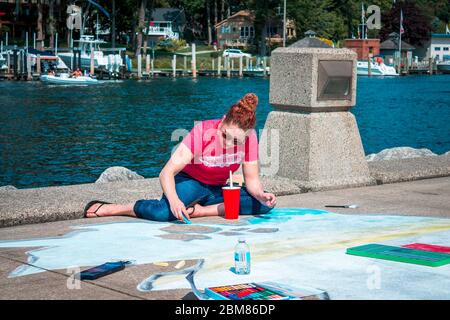 Kreidekünstler schafft ein Kunstwerk in South Haven Stockfoto