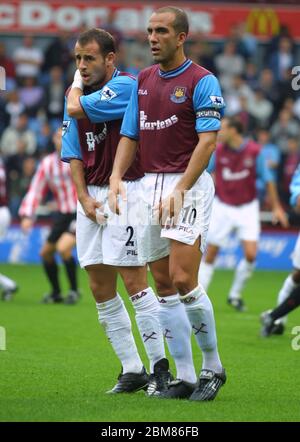 LONDON, Großbritannien, OKTOBER 20: L-R Laurent Courtois und Paolo Di Canio von West Ham United während der Barclaycard Premiership zwischen West Ham United und Southam Stockfoto