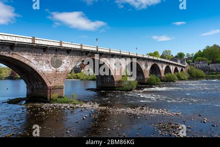 Blick auf die Smeaton's Bridge, die den Fluss Tay überquert, in Perth, Perthshire, Schottland, Großbritannien Stockfoto