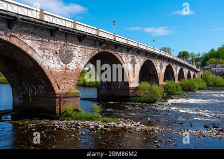 Blick auf die Smeaton's Bridge, die den Fluss Tay überquert, in Perth, Perthshire, Schottland, Großbritannien Stockfoto