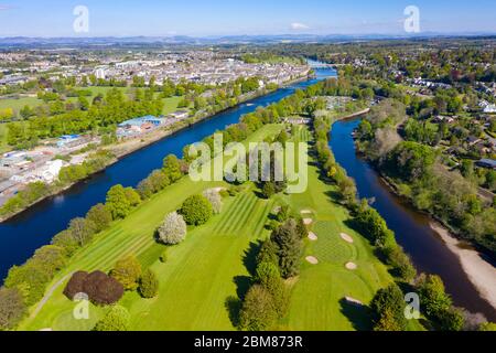 Luftaufnahme des King James VI Golf Club Golfplatzes, der während der Covid-19 Sperrung geschlossen wurde, auf Moncreiffe Island in River Tay, Perth, Schottland, Großbritannien Stockfoto