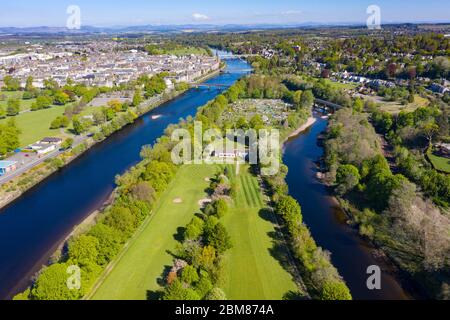 Luftaufnahme des King James VI Golf Club Golfplatzes, der während der Covid-19 Sperrung geschlossen wurde, auf Moncreiffe Island in River Tay, Perth, Schottland, Großbritannien Stockfoto