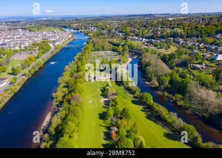 Luftaufnahme des King James VI Golf Club Golfplatzes, der während der Covid-19 Sperrung geschlossen wurde, auf Moncreiffe Island in River Tay, Perth, Schottland, Großbritannien Stockfoto