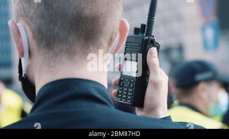 Warschau, Polen, 05.07.2020 - Protest der Unternehmer, Offizier mit Walkie Talkie oder Polizeiradio während der Demonstrationen. Stockfoto