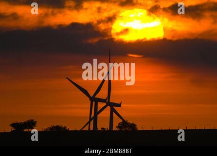 Swansea, Wales, Großbritannien. Mai 2020. UK Wetter : EIN schöner Sonnenuntergang Silhouetten zwei Windturbinen auf der Landschaft des Swansea Valley, Wales, wie das Vereinigte Königreich freut sich auf einen sonnigen Bankurlaub mit hohen Temperaturen vorhergesagt. Die Regierung drängt die Menschen, sich an die Sperrregeln zu halten. Quelle : Robert Melen/Alamy Live News Stockfoto